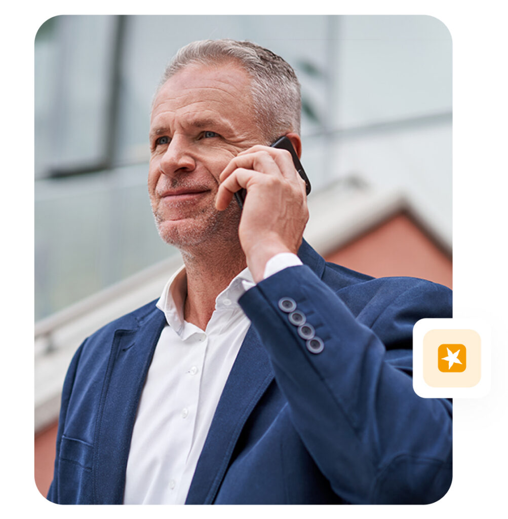 Geschäftsmann telefoniert mobil mit moderner SIP-Telefonie